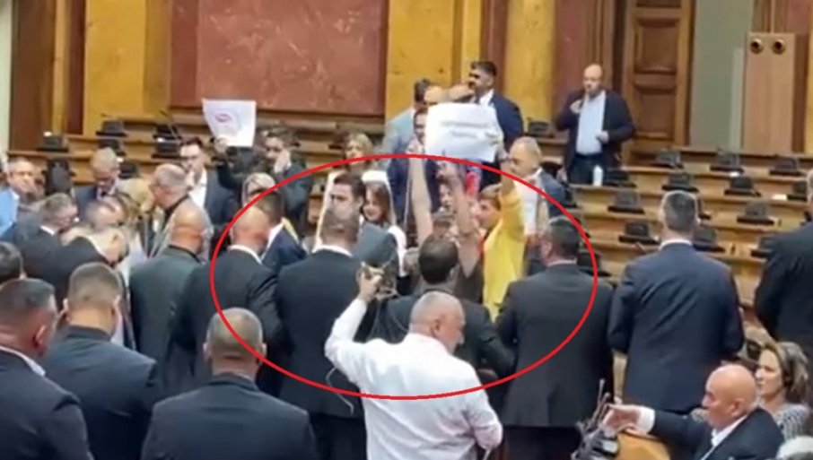OPOZICIJA DONIJELA VJEŠALA U SKUPŠTINU: Sramne scene u Skupštini Srbije (VIDEO)