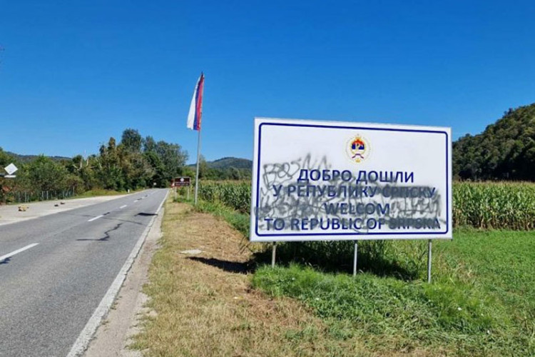 VANDALI NA DJELU: Pošarana tabla sa natpisom „Dobrodošli u Republiku Srpsku“
