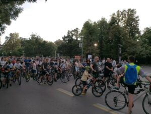 TRADICIONALNA 22. BICIKLIJADA U SRCU BANJALUKE: Raspoloženi građani krenuli sa Trga Krajine (FOTO/VIDEO)