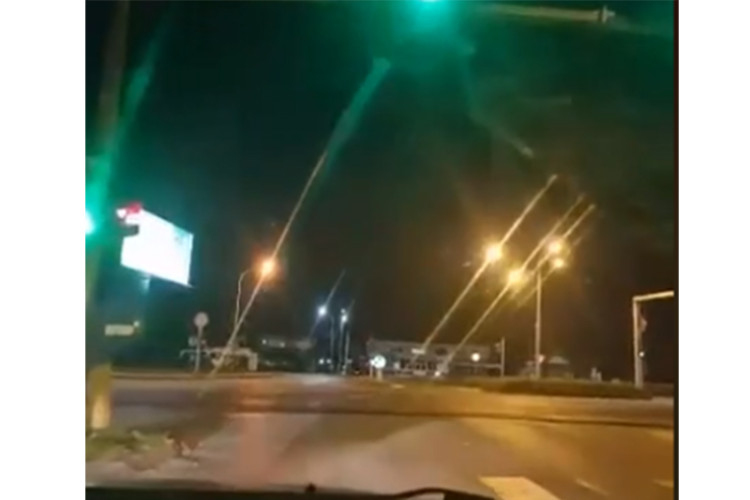 ZA DLAKU IZBJEGNUTA TRAGEDIJA: Bahati vozač u Banjaluci projurio kroz crveno (VIDEO)
