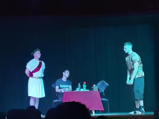 MLADI ZVORNIČKI GLUMCI ODUŠEVILI SRCA PUBLIKE: ”Jutro je pametnije od noći” predstavilo savremen odnos prema obrazovanju (FOTO)