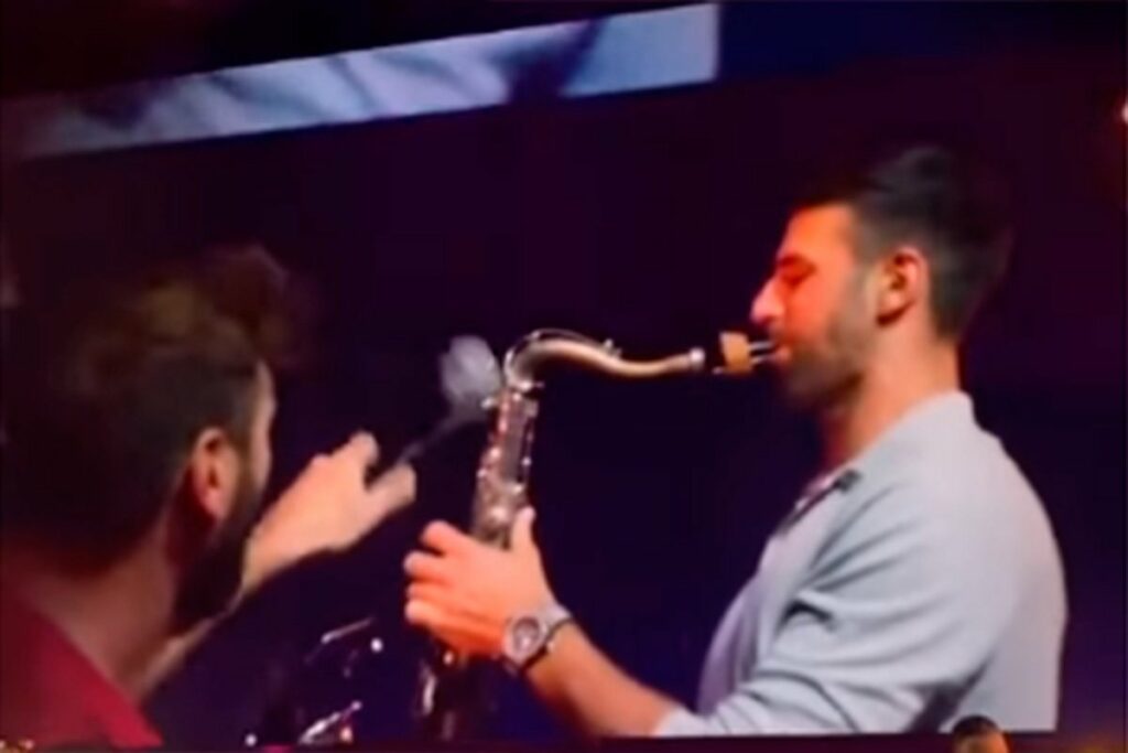 SPEKTAKL NA SCENI: Đoković svirao saksofon na koncertu Stjepana Hausera (VIDEO)
