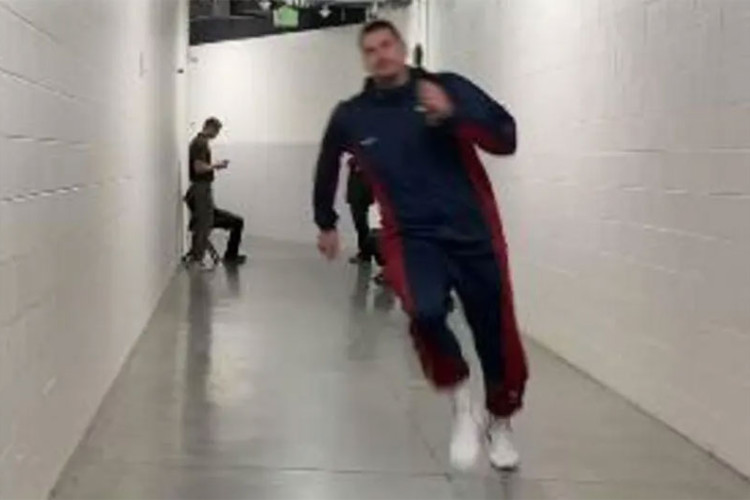 „NIKADA NIJE TRČAO OVAKO BRZO“: Otkriveno zbog čega je Jokić jurcao kroz hodnik hale