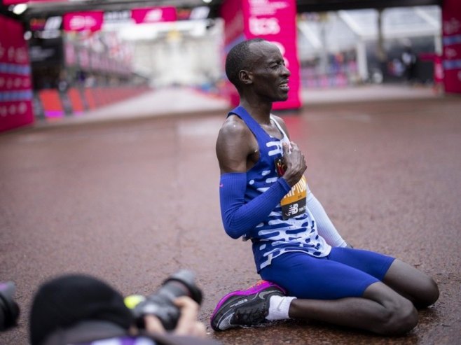 „ВЕОМА САМ СРЕТАН“ Кенијац оборио свјетски рекорд у маратону