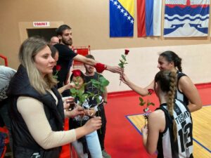 PREDIVAN GEST: Navijači ružama dočekali igračice košarkaškog kluba  „Partizan“ (FOTO)