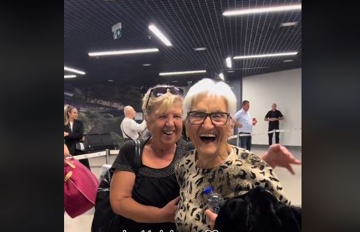 OD SREĆE USTALA IZ KOLICA: Baka (90) iz Njemačke se vratila Srbiju, porodica je na aerodromu dočekala sa muzikom