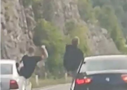 SCENA KOJA LEDI KRV U ŽILAMA: Mladići tokom vožnje na putu Jablanica-Mostar sjedili na prozoru i pokazivali mišića (VIDEO)
