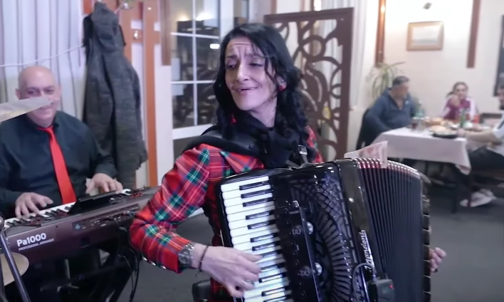 NA VESELJIMA SVIRA I PO 12 SATI: Biljana Pavković razbija stereotipe o „muškom instrumentu“ (VIDEO)