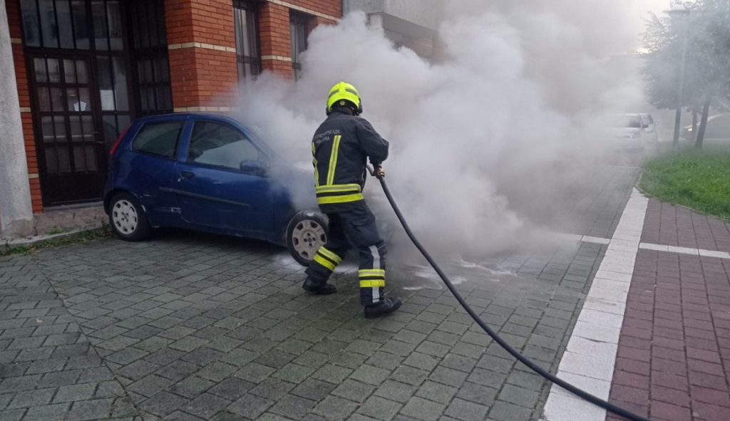 GORIO AUTOMOBIL U BANJALUCI: Vatrogasci imali pune ruke posla (FOTO)