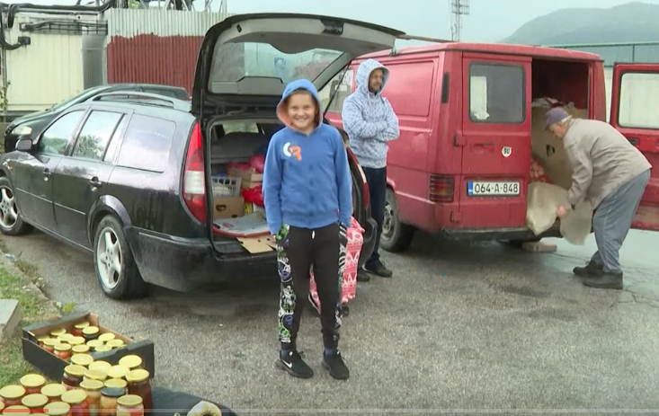 FARIS ODUŠEVIO REGION: Dječak iz BiH prodaje domaće proizvode kako bi pomogao bolesnim roditeljima (FOTO)