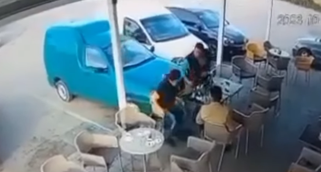 DRAMA NA BEZNINSKOJ PUMPI KOD MODRIČE: Vozilo se samo pokrenulo, pa udarilo u goste u bašti kafića (VIDEO)