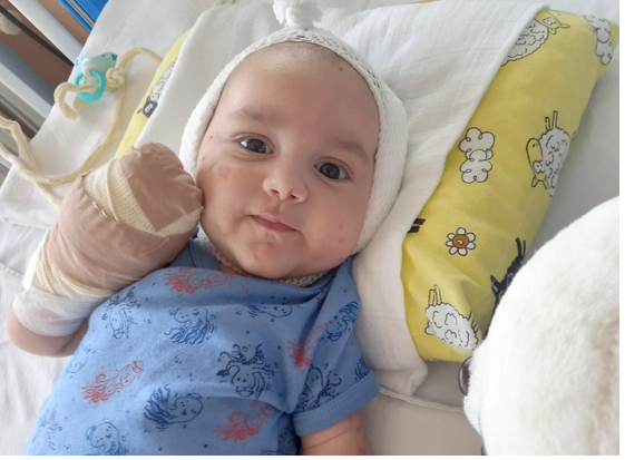 BEBA OSTALA BEZ PRSTIJU NOGU I RUKU: Mali Lazar Jakovljević iz Broda zbog bolesti podvrgnut amputaciji (FOTO)