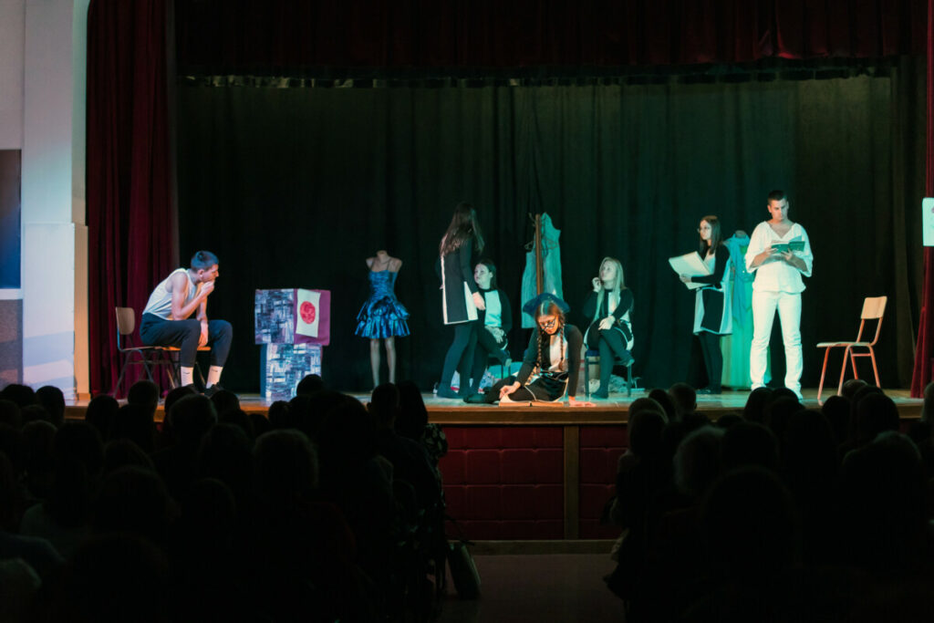 МЛАДОСТ УЉЕПШАЛА ДАСКЕ КОЈЕ ЖИВОТ ЗНАЧЕ: Отворен 22. фестивал омладинских позоришта у Прњавору (ФОТО)