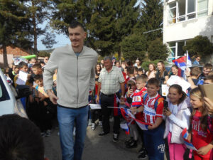 SIMANIĆ U RODNOM BRATUNCU: Srpski košarkaš posjetio školu koju je pohađao, dočekan ovacijama