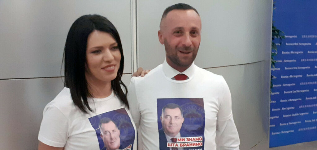 „ONI NE ZNAJU ŠTA NAPADAJU“ Vulić i Kojić u majicama sa likom Dodika u Sarajevu  (FOTO)