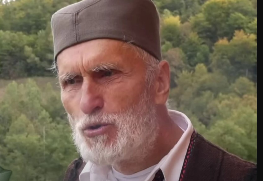TRI DECENIJE NIJE VIDIO SUNCE: Iako je Dragan potpuno slijep, sam kosi, reže drva i skače padobranom