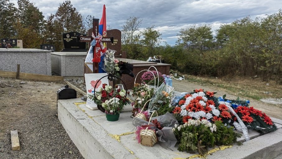 NA GROBU SRPSKA ZASTAVA: I dalje nema odgovora na pitanje kako su stradali Srbi u Banjskoj – Priština ćuti na upite o rezultatima obdukcije (FOTO)