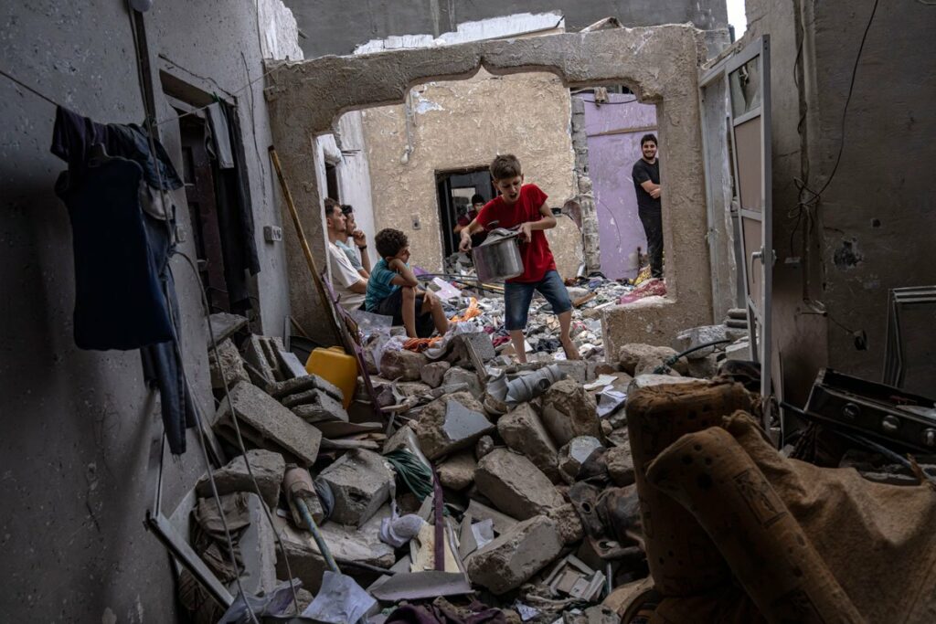 СТИГЛА ПОМОЋ ЗА ПАЛЕСТИНСКЕ ИЗБЈЕГЛИЦЕ: Хиљаде људи упало у складишта у појасу Газе због намирница