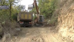 NEMAJU MILOSTI NI PREMA MRTVIMA: Albanci prokopali put preko starog srpskog groblja u Sjevernoj Mitrovici, kosti razbacane po putu (VIDEO)