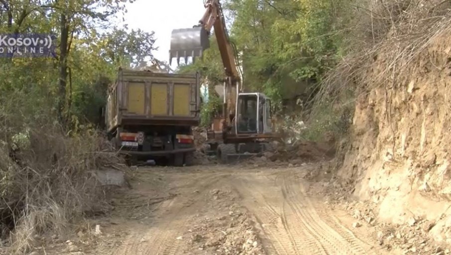 NEMAJU MILOSTI NI PREMA MRTVIMA: Albanci prokopali put preko starog srpskog groblja u Sjevernoj Mitrovici, kosti razbacane po putu (VIDEO)