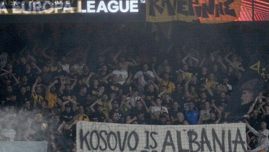 „SRAMOTA, OSUĐUJEMO“: Navijači AEK-a se oglasili povodom transparenta „Kosovo je Albanija“