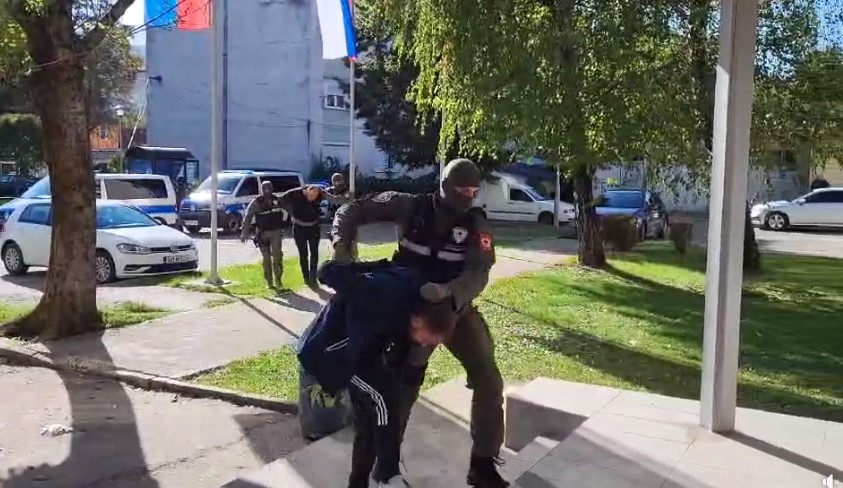 UHAPŠENI U AKCIJI „OMERTA“: Dovedeni u prostorije PU Banjaluka (VIDEO)