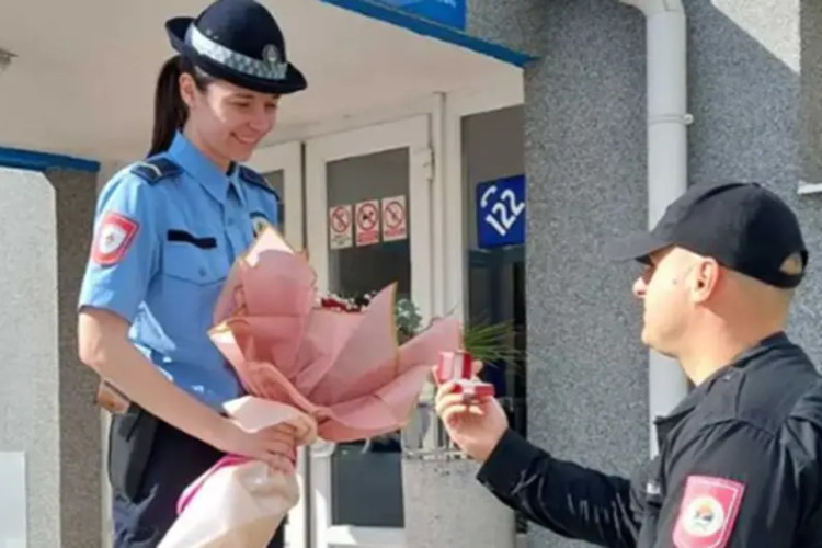 ROMANTIKA ISPRED ZGRADE PU FOČA: Policajac zaprosio koleginicu (FOTO)