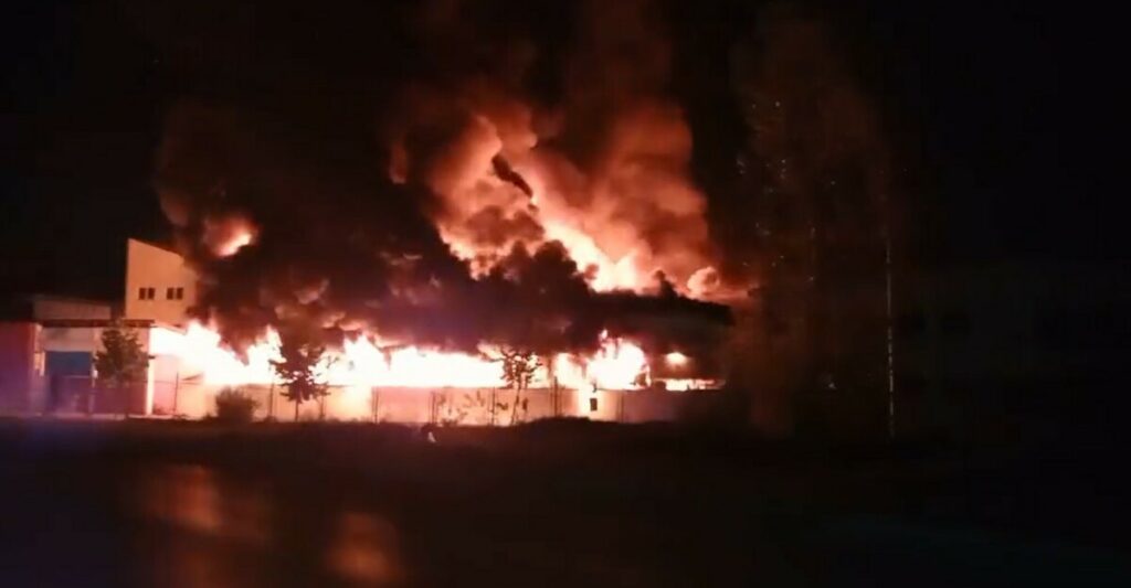 „ČULI SU SE JAUCI, PANIKA I SUZE“ Požar zahvatio zgradu tekstilne industrije u Gradačcu (FOTO/VIDEO)