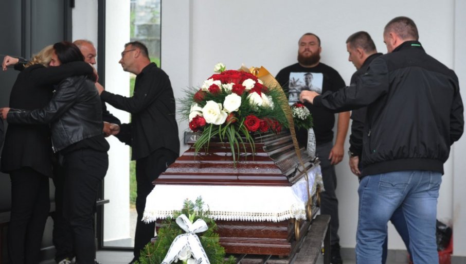 JECAJI BOLA PARALI NEBO: Ubijeni Srbin sahranjen u Vrnjačkoj Banji – Groblje malo da primi sve koji su došli da ga isprate (FOTO)