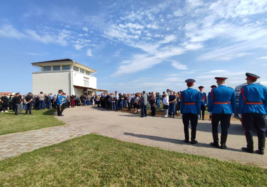SAHRANJEN UBIJENI POLICIJSKI INSPEKTOR: Na hiljade Bijeljinaca, porodica i prijatelja na vječni počinak ispratili Nenada Markovića