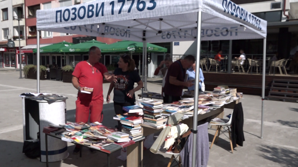 У ПРЊАВОРУ ПОЧЕО ХУМАНИТАРНИ САЈАМ КЊИГЕ: Љубитељи писане ријечи масовно показују хуманост (ФОТО)