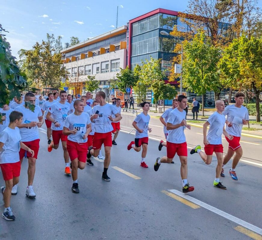 MLADI TRČALI ZA DRUGARE SA KOSOVA: U Banjoj Luci održana humanitarna atletska trka Tehničke škole