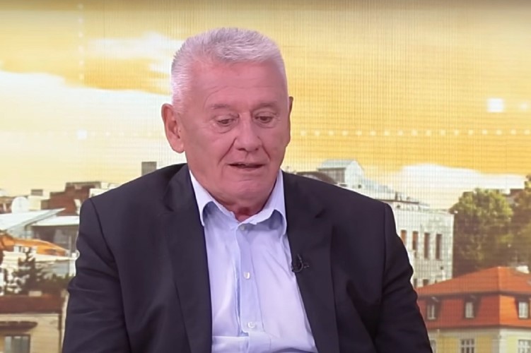 KOMŠIJE GA ODVEZLE U BOLNICU: Zmija ujela Velju Ilića