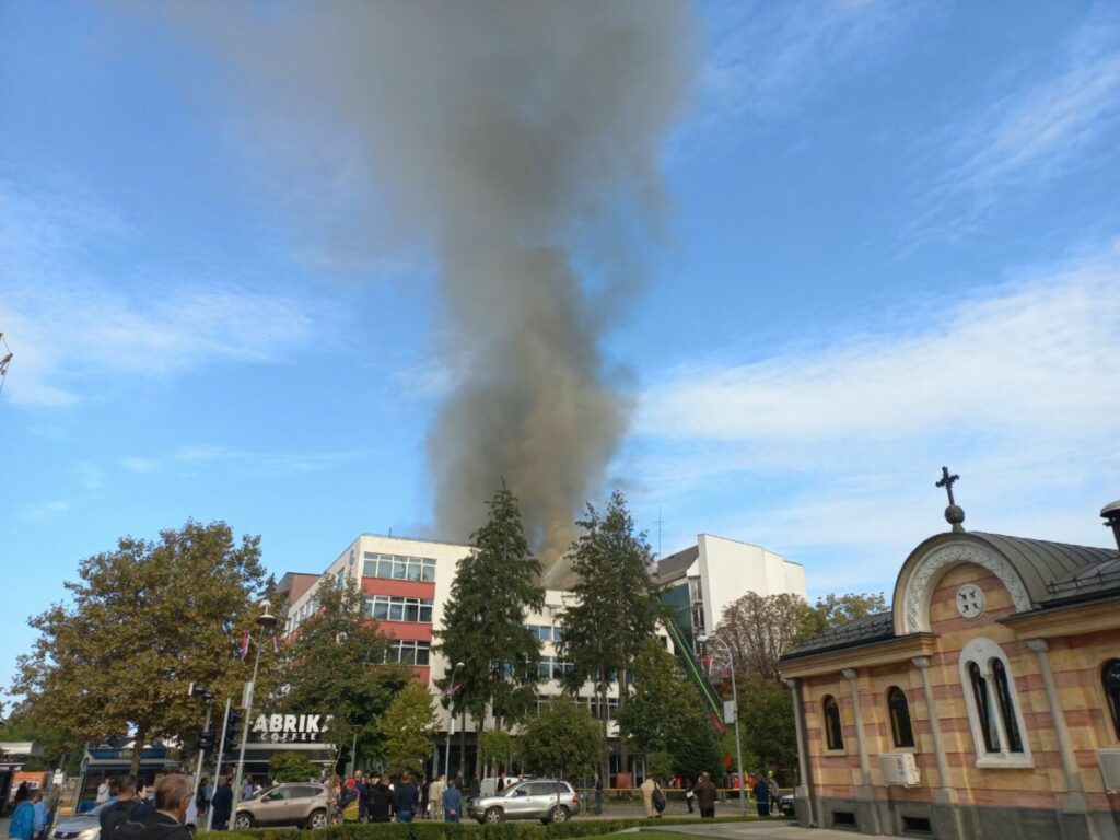 BANJALUČKI VATROGASCI DEŽURAĆE CIJELU NOĆ: Malinić – „Ugašen požar u zgradi Elektrokrajine“