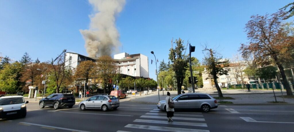 ГОРИ У ЦЕНТРУ БАЊАЛУКЕ: Евакуисани радници из зграде Електрокрајине (ФОТО/ВИДЕО)