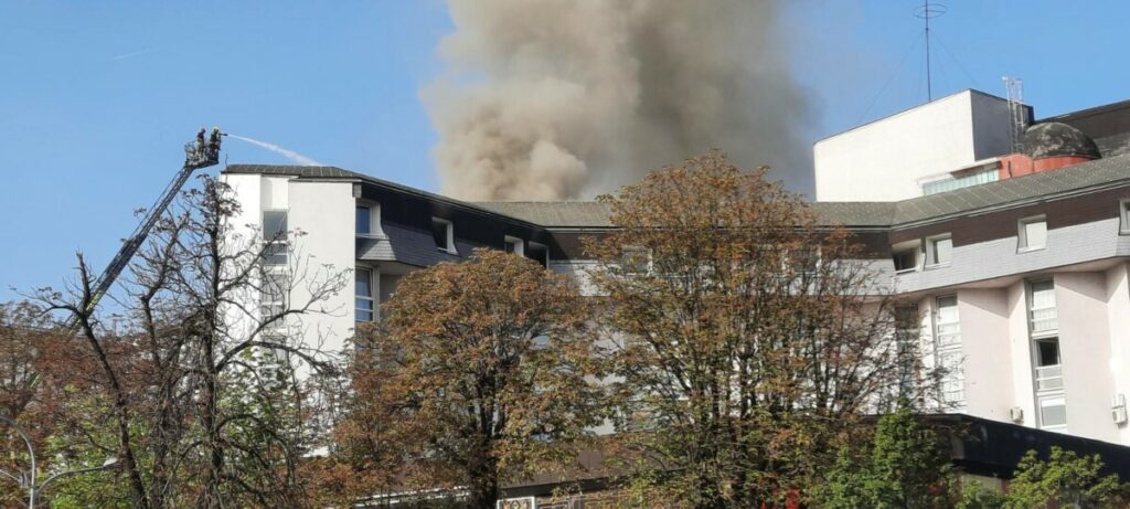 „IZGINUŠE GASEĆI“ Požar se proširio i na hotel Bosna u Banjaluci (FOTO/VIDEO)