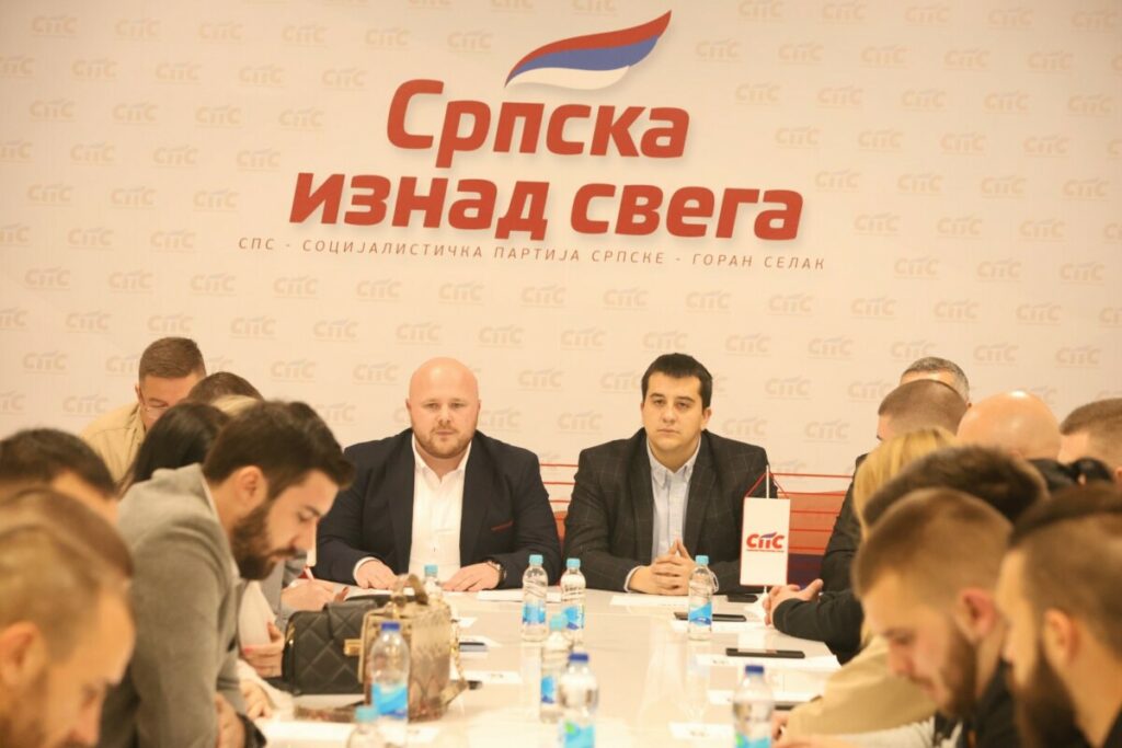 „БУДУЋНОСТ МОРАМО УЧИНИТИ ПОВОЉНИЈОМ“: Све више младих приступа Социјалистичкој партији Српске