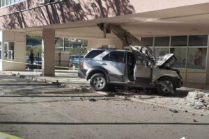DETALJI NESREĆE U FOČI: Vozilom se zabio u stub na ulazu u bolnicu pa poginuo