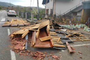 SRPSKA ZBRAJA POSLJEDICE NEVREMENA: Oluja ostavila pustoš i milionsku štetu