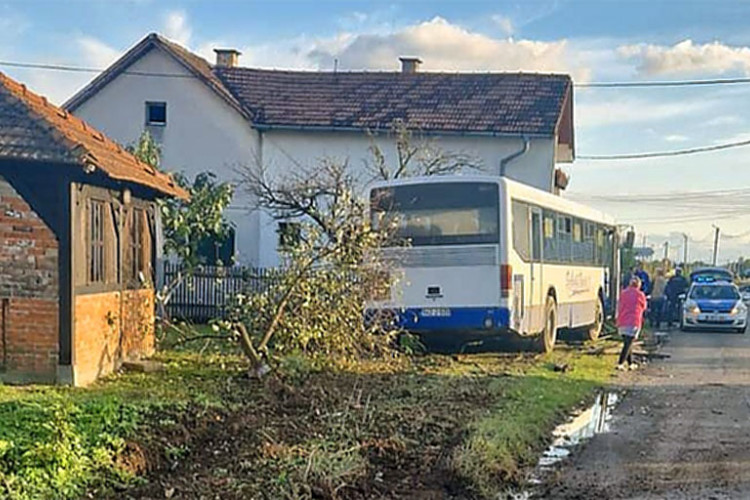 ДРАМА У БИЈЕЉИНИ: Аутобус слетио са пута и ударио у кућу