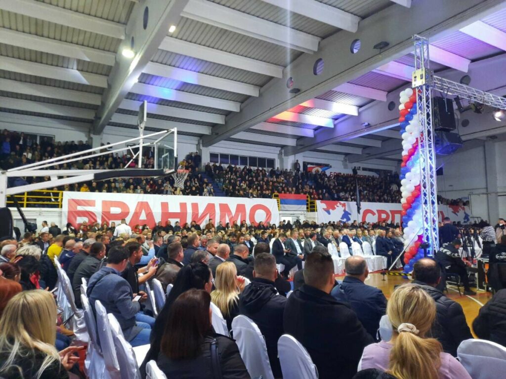 НЕ ДАМО РЕПУБЛИКУ СРПСКУ: Народни митинг у Бијељини окупио велики број грађана (ФОТО)