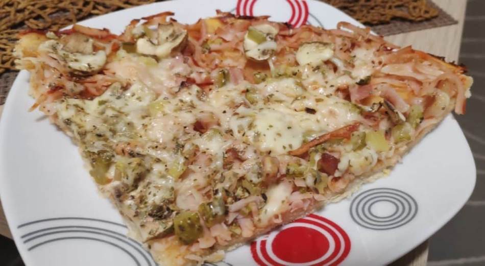 DOMAĆA PICA SA SLANINOM I KISELIM KRASTAVCIMA: Po receptu naših baka – prste da poližete!