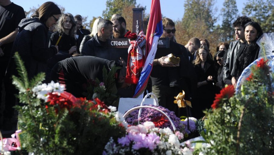 „OSTAVIŠE TRI KĆERKICE BEZ OCA“ Na vrnjačkom groblju održan četrdesetodnevni pomen Stefanu Nedeljkoviću, žrtvi terora na KiM (FOTO)