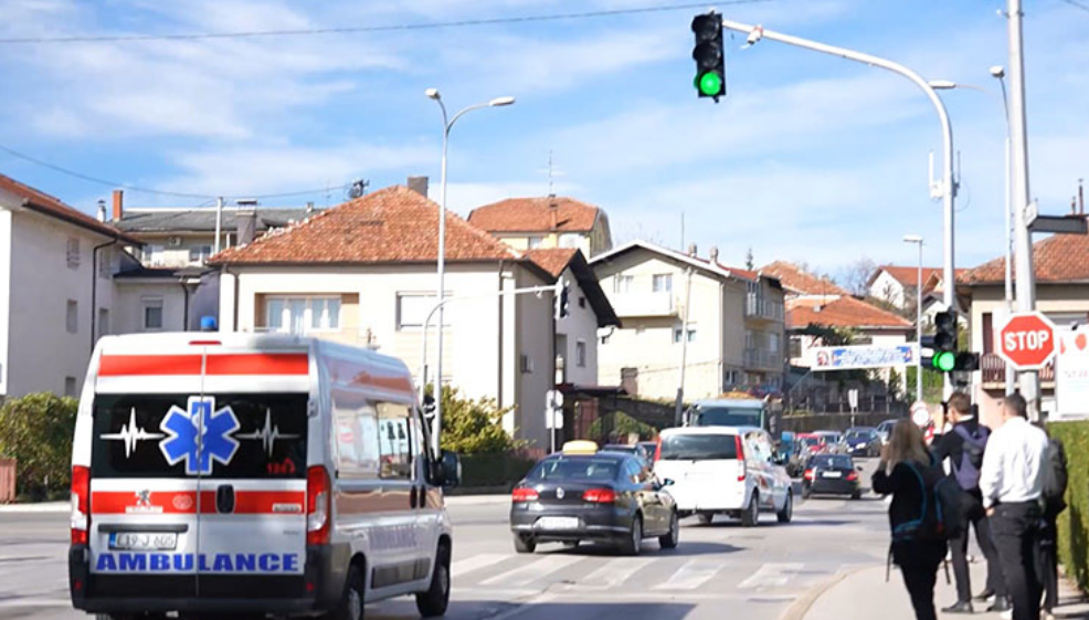 BANJALUKA DOBILA PRVI PAMETNI SEMAFOR: Detektuje vozila hitne i vatrogasne službe (VIDEO)