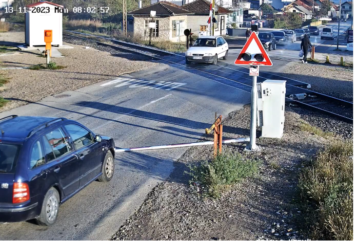 IGNORIŠU SAOBRAĆAJNE ZNAKOVE I PRAVILA: Nesavjesni vozač polomio polubranik u Zalužanima (VIDEO)