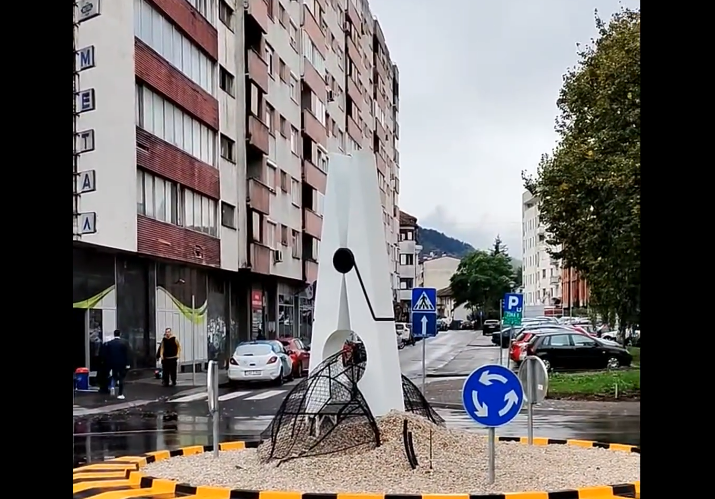 „ŠTIPALJKA“ U CENTRU PAŽNJE: Neobična instalacija u Banjaluci dobija novo ruho (VIDEO)