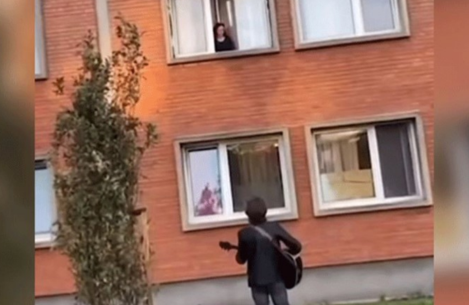 СВАКА ЧАСТ: Младић запјевао дјевојци серенаду испод прозора (ВИДЕО)