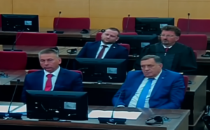 SVJEDOK ZAVRŠIO NA UKC: Poznato zbog čega je odgođeno suđenje Dodiku i Lukiću