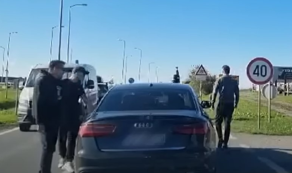 INCIDENT NAOČIGLED HRVATSKE POLICIJE: Grupa divljala nad automobilom sa srpskim tablicama (VIDEO)