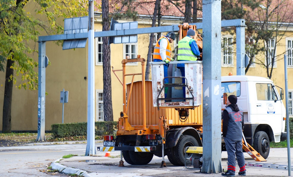 RADOVI U CENTRU BANJALUKE: Postavljeni pametni semafori i stubići uz staze